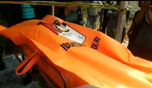 Jenazah korban dievakuasi dari dalam rumah. (Foto: iNews/Uun Yuniar)