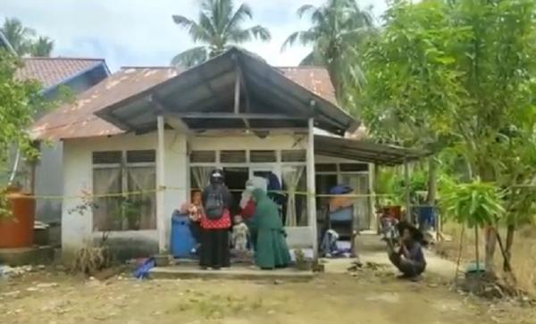 Rumah korban di Desa Sungai Bakau Besar Laut, Kecamatan Sungai Pinyuh dipasang garis kuning polisi. (Foto: iNews/Uun Yuniar)