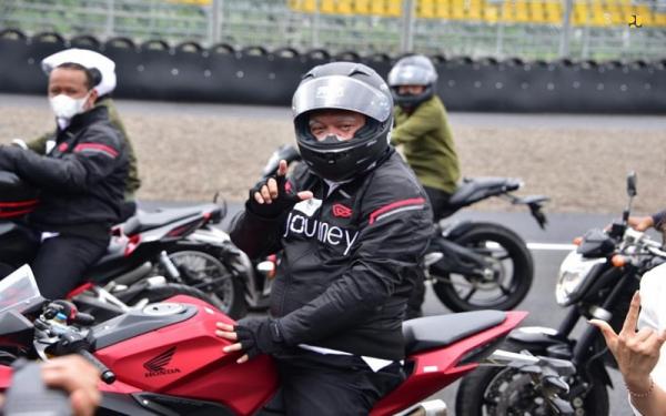 Menteri Basuki dan sejumlah tamu undangan lainnya mengendarai motor mencoba satu putaran Sirkuit Mandalika. (foto: Biro Komunikasi Publik Kementerian PUPR)