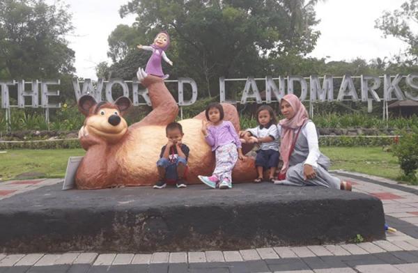 Wisatawan berfoto di salah satu spot di the world Landamark. (foto: iNews.id/Kuntadi)