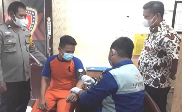 Sopir Vanessa Angel 2 Tubagus Joddy menjalani pemeriksaan kesehatan di Polres Jombang. (Foto: iNews/Mukhtar Bagus)