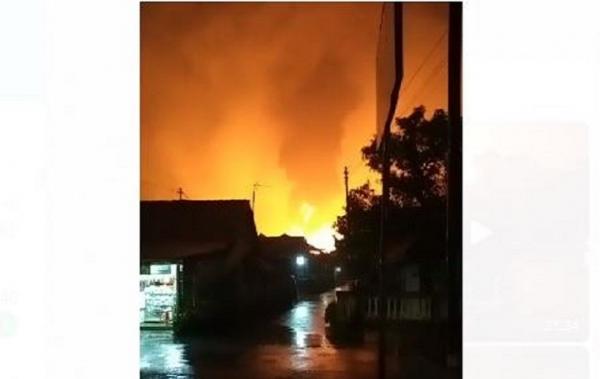 Kilang minyak Pertamina di Cilacap terbakar Sabtu malam. (Foto: Ist)