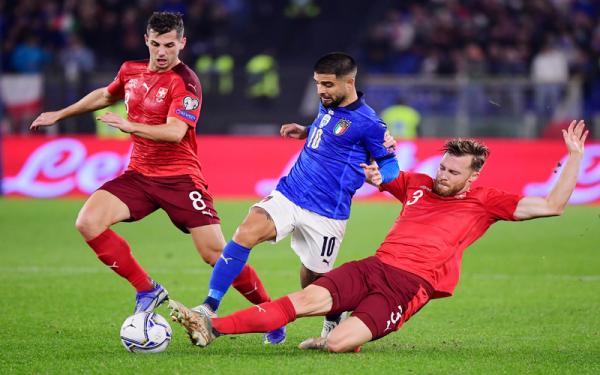 Penyerang Timnas Italia, Lorenzo Insigne (tengah) dikawal ketat dua pemain Swiss, Silvan Widmer dan Remo Freuler dalam laga Kualifikasi Piala Dunia 2022 di Stadion Olimpico, Roma, Sabtu (13/11/2021). (Foto: REUTERS/Alberto Lingria)