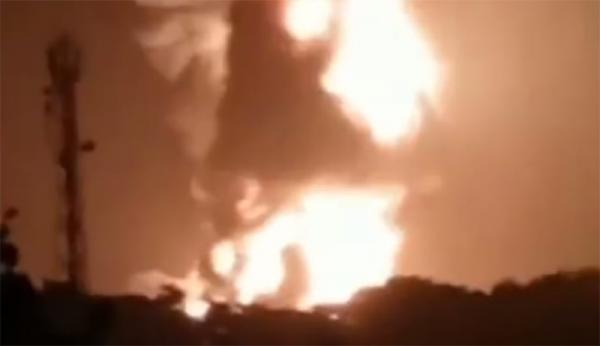 Pertamina1 Kilang minyak milik Pertamina di Cilacap, Jawa Tengah terbakar pada malam hari ini. (Foto ist).