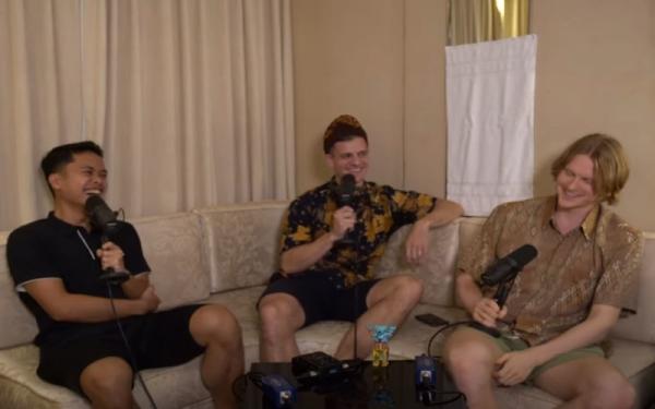 Anthony Ginting Vittinghus dan Anders Antonsen Pebulu tangkis Denmark, Hans-Kristian Vittinghus (tengah) hanya bisa tertawa melihat Anders Antonsen yang tampak lesu mengakui kehebatan Anthony Ginting di Olimpiade Tokyo 2020. (Foto: Youtube/Anders Antonsen)