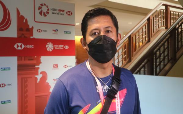 Pelatih bulu tangkis, Nova Widianto Pelatih bulu tangkis ganda campuran Indonesia, Nova Widianto memaparkan perkembangan anak asuhnya Praveen Jordan/Melati Daeva pada awak media di Nusa Dua, Bali, Minggu (14/11/2021) (Foto: MNC Portal Indonesia/Bagas Abdiel Kharis Theo)