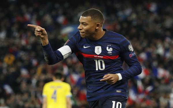 Striker Timnas Prancis, Kylian Mbappe Striker Timnas Prancis, Kylian Mbappe berselebrasi seusai membobol gawang Kazakhstan dalam laga Kualifikasi Piala Dunia 2022 di Stadion Parc des Princes, Minggu (14/11/2021). (Foto: REUTERS/Gonzalo Fuentes)