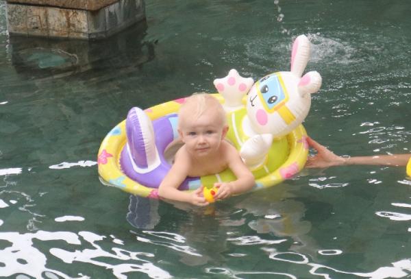 Putri Axelsen Vega berenang di Westin Bali (foto: MPI/BAGAS).