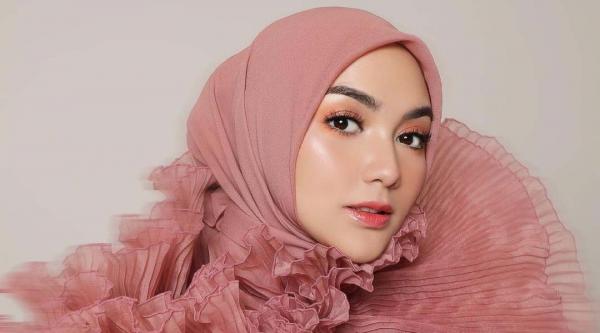 15 Artis Cantik Suka Kucing Deretan artis cantik penyuka kucing ras seharga puluhan juta rupiah. (foto: Instagram)