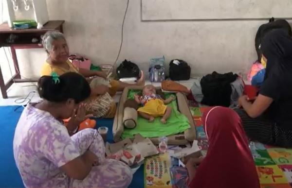 Warga Kompleks Flamboyan Bawah, Kota Palangka Raya, Kalteng mengungsi ke gedung SD akibat umahnya terendam banjir, Senin (15/11/2021). (Foto: iNews TV/Ade Sata)