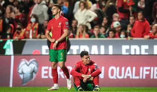 Cristiano Ronaldo menangis usai Portugal terancam gagal lolos Piala Dunia 2022. (Foto: Marca/Mario Cruz Efe