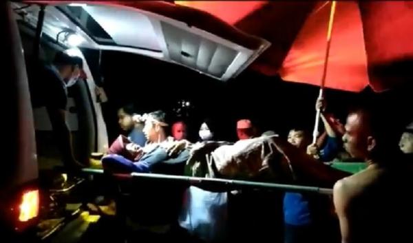 Ibu Melahirkan Di Perahu Kartini dievakuasi ke Puskesmas SUngai Durian setelah melahirkan bayi di perahu. (Foto: iNews/Uun Yuniar)