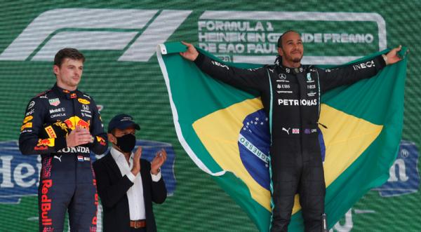 Pembalap Mercedes AMG Petronas Lewis Hamilton juara F1 GP Brasil usai duel sengit vs Max Verstappen, Senin (15/11/2021) dini hari WIB. (Foto: REUTERS/Amanda Perobelli)