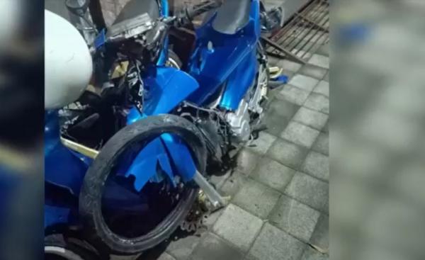Motor rusak parah Motor pelaku rusak parah usai menabrak korban hingga tewas. (Foto: iNews/Ketut Catur)