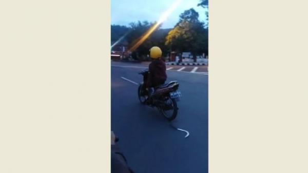 Tangkapan layar video viral pelaku saat menyeret celurit sambil mengendarai sepeda motor di sekitar kawasan Alun-alun Wonogiri. Foto: iNews/Wahyu Endro.