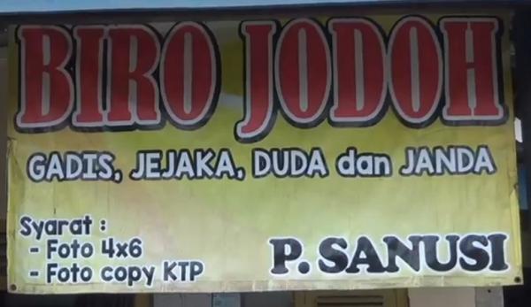 biro jodoh blitar Banner biro jodoh milik Kakek Sanusi. (Foto: iNews.id/Roby Ridwan).