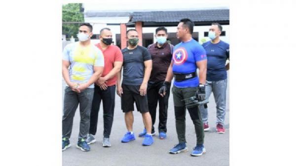 Jenderal Andika Perkasa yang segera dilantik menjadi Panglima TNI punya kebiasaan membawa HT ke mana-mana. (Foto: IST)