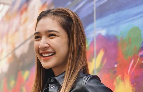  Artis Berprestasi Lulus Kuliah Cumlaude, Mikha Tambayong