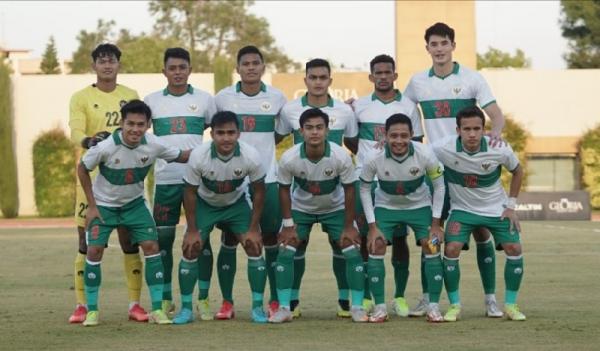 Indonesia takluk 0-1 dari Afghanistan pada laga uji coba Internasional. Indonesia kecolongan lewat gol Popalzay yang memanfaatkan kelengahan lini belakang. (foto: PSSI).