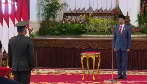 Dudung 2 Presiden Jokowi melantik Letjen TNI Dudung Abdurachman menjadi KSAD. (Foto ist).