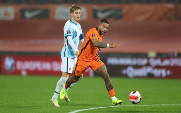 Dua pemain bernomor 10 Belanda dan Norwegia, Memphis Depay (kanan) dan Martin Odegaard beraksi ketika timnya bertemu dalam laga Kualifikasi Piala Dunia 2022 di Stadion Feyenoord, Rabu (17/11/2021). (Foto: REUTERS/Pascal Rossignol)