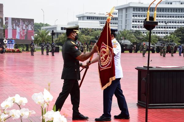 Andika Perkasa Dan Hadi Tjahjanto 2 Serah terima jabatan kepada Jenderal Andika (Foto : Puspen TNI)