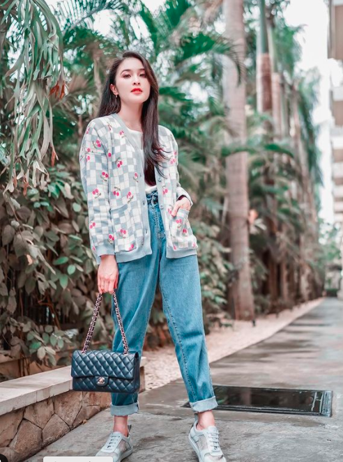 Artis cantik penyuka makanan ekstrem ini berani menyantap menu yang tak biasa