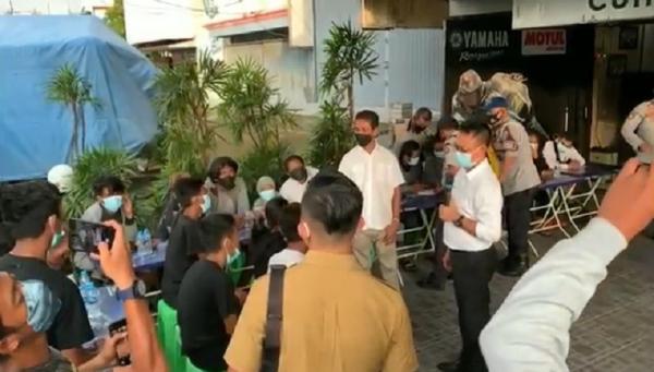 Edi Rusdi Kamtono memberikan pengarahan kepada pengamen jalanan. (Foto: iNews/Uun Yuniar)