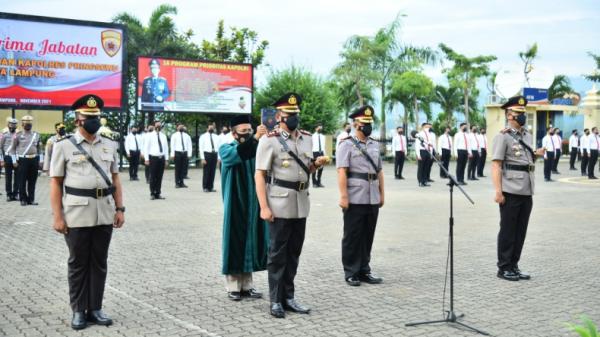 Sertijab Polda Lampung Kapolda Lampung Irjen Pol Hendro Sugiatno memimpin upacara serah terima jabatan (sertijab) sejumlah kapolres (Yuswantoro/MNC Portal)