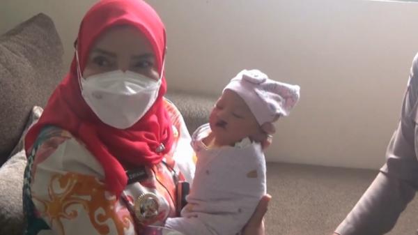 Wali Kota Bandarlampung-1 Wali Kota Bandarlampun Eva menyambangi Puskesmas Labuhan Ratu, Kamis (18/11/2021). Dia memberikan nama ke bayi yang ditemukan di dekat mimbar masjid (Ruslan AS/MNC Portal).