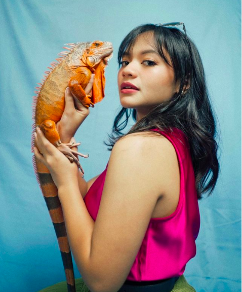 Screen Shot 2021 11 19 At 07 46 24 Artis cantik penyuka hewan reptil . (foto: Instagram)