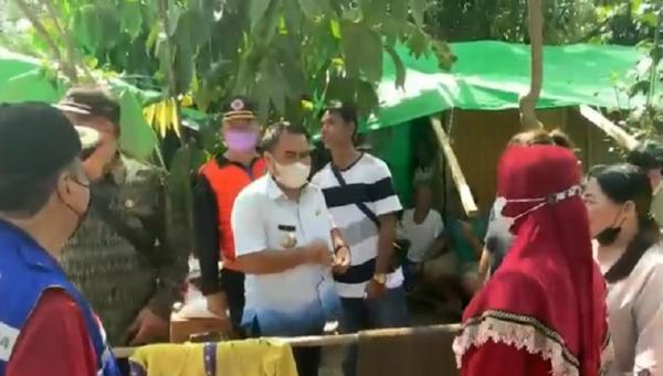 Aron Sekadau2 Bupati Sekadau Aron menyapa pengungsi banjir Dusun Entabuk. (Foto: iNews/Uun Yuniar)
