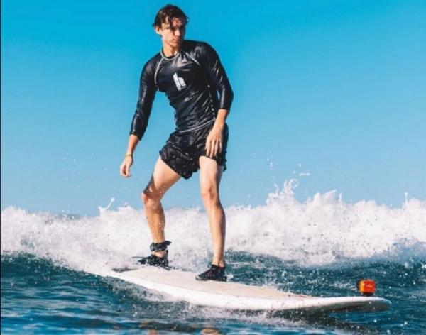 Tom Holland surfing Tom Holland suka Surfing (foto: Instagram/Tom Holland).