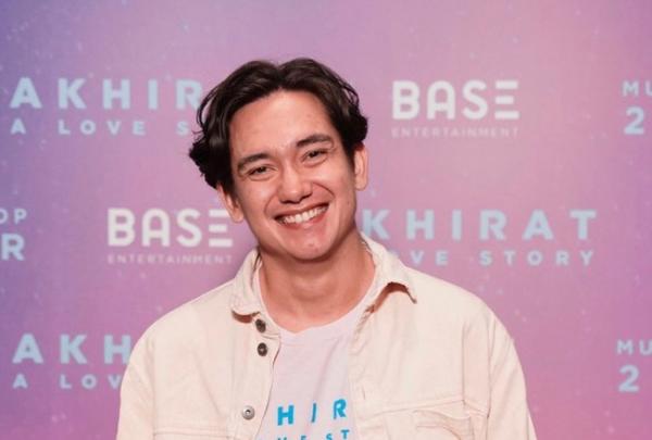 Adipati Dolken saat peluncuran film terbarunya. Artis dengan Rambut Gondrong. (Foto: instagram)