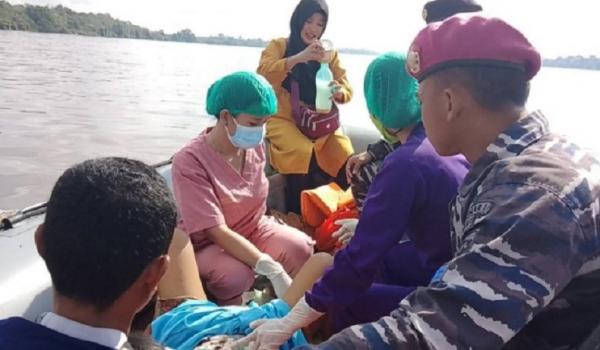 Ibu Melahirkan Di Perahu Sekadau 2 Bidan Puskesmas Sekadau membantu proses persalinan di atas perahu TNI AL. (Antara)