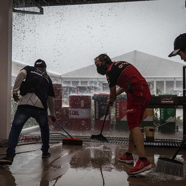 Kru panik akibat hujan deras mengguyur Sirkuit Mandalika menjelang Race 1 World Superbike (WSBK) Indonesia 2021, Sabtu (20/11/2021). (Foto: Instagram Michael Rinaldi)
