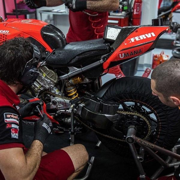 Kru memeriksa kondisi mesin motor yang sempat diguyur hujan di Sirkuit Mandalika, Sabtu (20/11/2021). (Foto: Instagram Michael Rinaldi) 