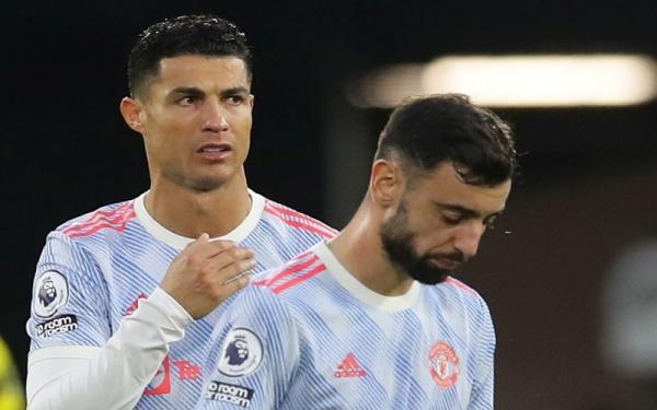 Dua bintang Manchester United, Cristiano Ronaldo dan Bruno Fernandes memperlihatkan wajah kecewa seusai timnya dikalahkan 1-4 oleh tim papan bawah Watford dalam laga Liga Inggris 2021/2022 di Stadion Vicarage Road, Sabtu (20/11/2021). (Foto: REUTERS/