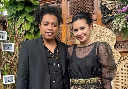 Arie Kriting dan sang istri Artis lebih suka pindah-pindah rumah.