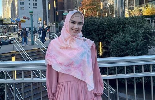 Artis terkenal dengan logat daerah.