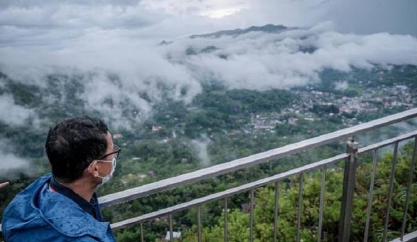 sandiaga di tana toraja Menparekraf Sandiaga Uno Sandiaga Salahuddin Uno saat mengunjungi objek wisata religi Buntu Burake di Tana Toraja. (Foto: iNews)