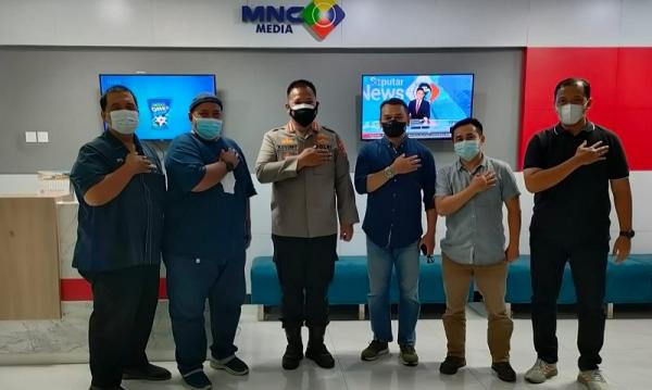 Kapolresta Sidoarjo Kombes Pol Kusumo Wahyu Bintoro saat berkunjung ke Biro iNews Jatim, Selasa (23/11/2021). (Foto: iNews.id/Pramono Putra).