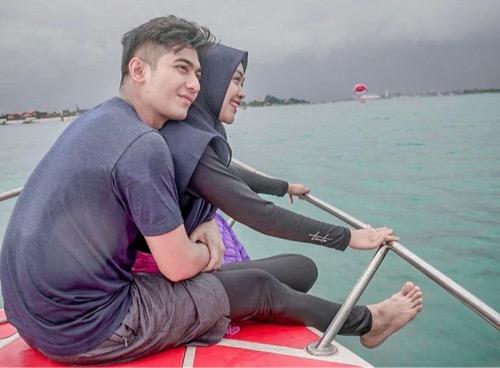 Ria Ricis dan Teuku Ryan berpelukan di kapal.