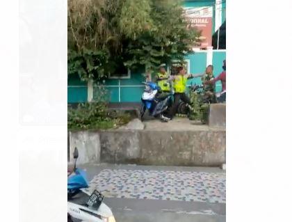 Polisi Adu Jotos dengan TNI Tangkapan layar oknum polisi baku hantam dengan anggota TNI di Maluku. (Foto: ist)