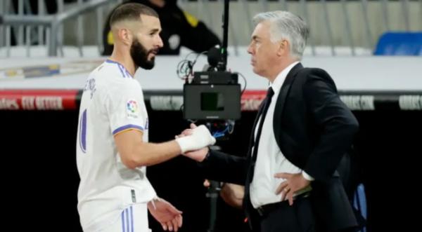 Striker Real Madrid, Karim Benzema divonis satu tahun penjara. Pelatih Los Blancos Carlo Ancelotti bocorkan kondisi terbaru sang striker. (Foto: 90min)