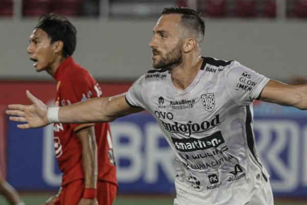 Striker Bali United, Ilija Spasojevic Striker Bali United, Ilija Spasojevic merayakan gol ke gawang Persija Jakarta dalam laga Liga 1 2021/2022 di Stadion Manahan, Solo, Kamis (25/11/2021). (Foto: Twitter/@Liga1Match)