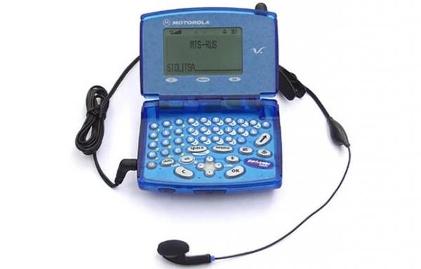 Ponsel Unik Motorola V100