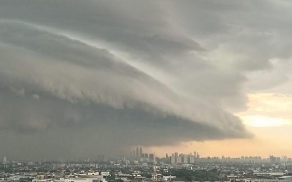 awan tsunami jakarta Viral di media sosial gulungan awan di langit DKI Jakarta berbentuk seperti tsunami pada Jumat (26/11/2021) sore. (Foto: Instagram @jktinfo)