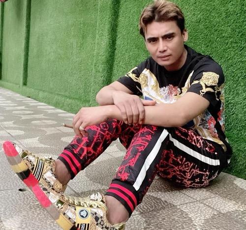 Artis kaya dulunya miskin, Charly Van Houten.