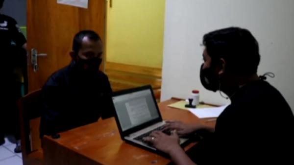 Satpam ngaku polisi Satpam ngaku polisi mengedarkan uang palsu di Pringsewu (Indra Siregar/MNC Portal)